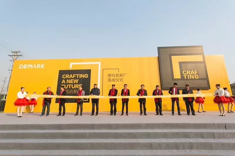 尊龙人生就是博首页上演“两大喜”：：： 十周年庆+注塑智慧工厂完工