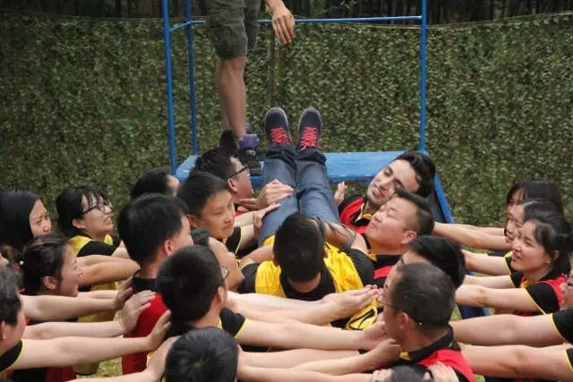 “向梦想出发” 尊龙人生就是博首页销售团建活动完善绽放